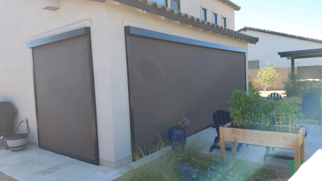 Persianas solares y toldo retráctil enfriando una casa en Arizona