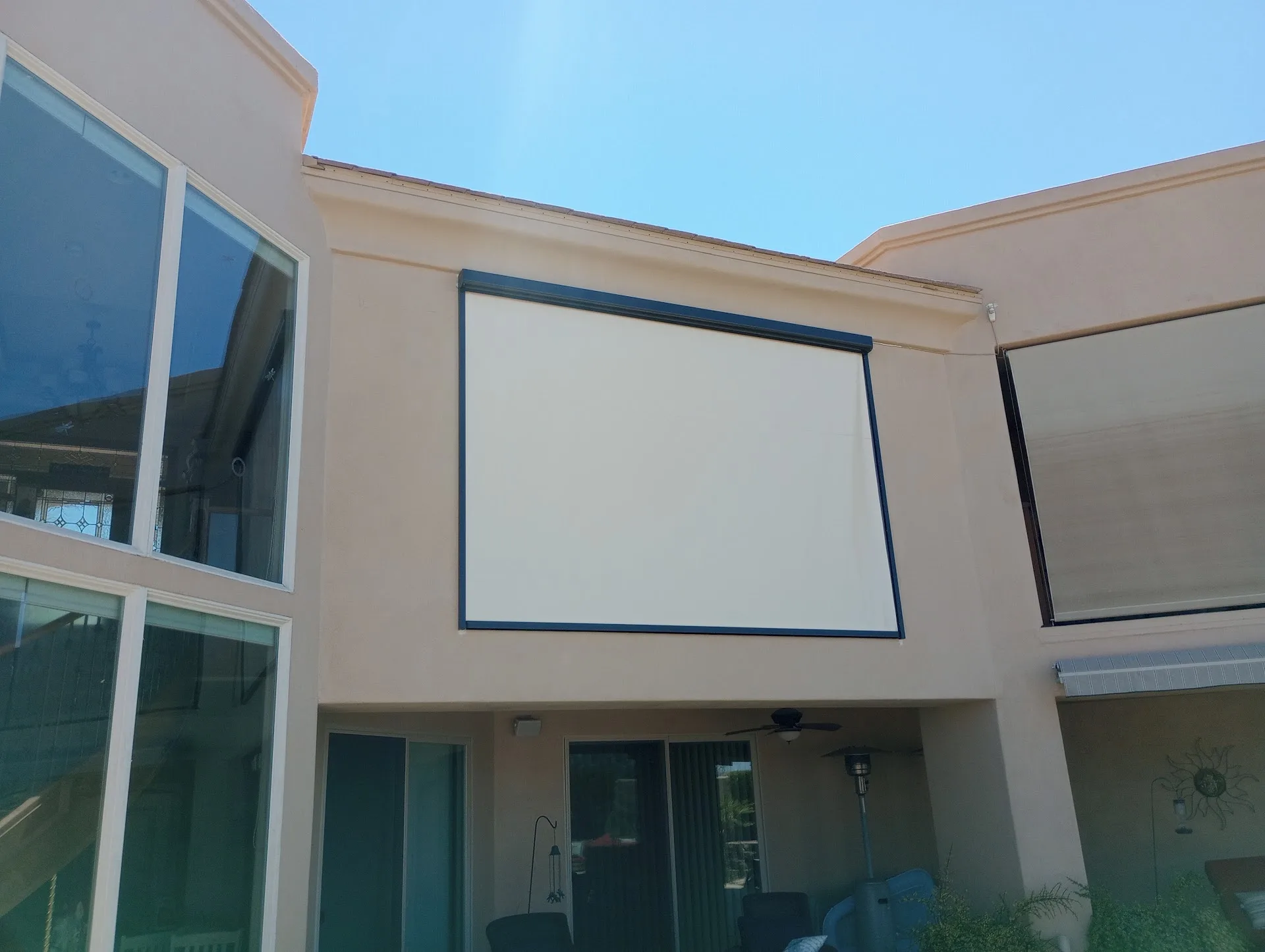 Instalación de persianas y cortinas en proceso en una casa de Arizona