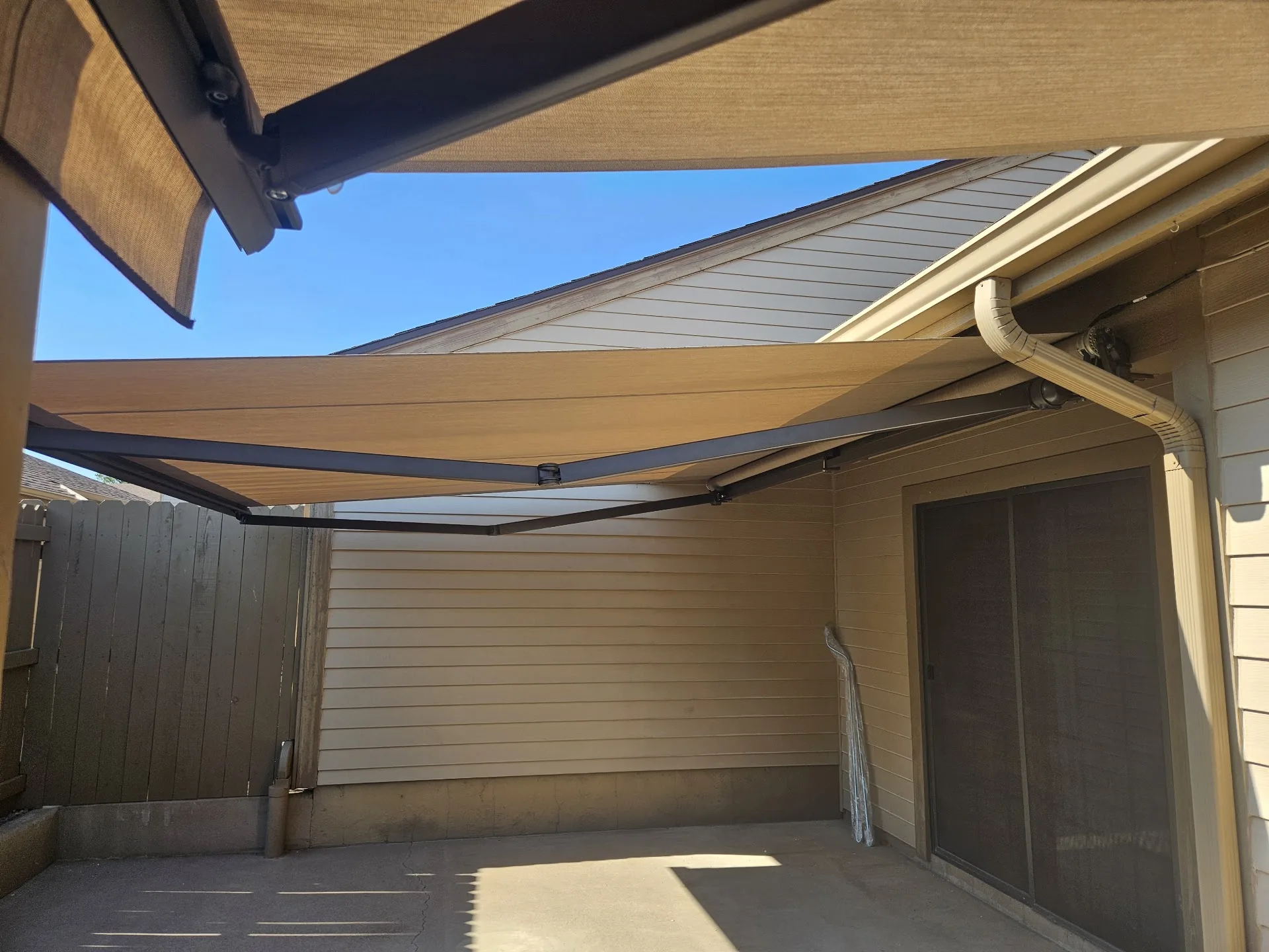 Retractable awning installed by A to Z Shades and Shutters in Mesa, AZ, serving the Phoenix metro area (project photo awnings awnings 33)